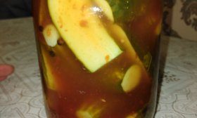 Concombres prêts à consommer dans du ketchup