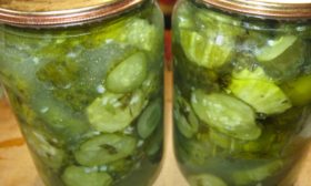 Konserve salatalık salatası