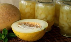 Melon en conserve au sirop pour l'hiver