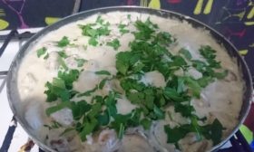 Ekşi krema soslu mavi bacaklar