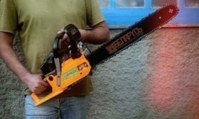 Bir motorlu testere kullanarak